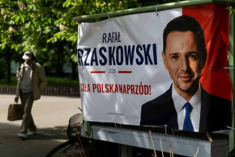 Une affiche électorale du maire de Varsovie Rafal Trzaskowski, le 6 mai 2025, à Varsovie, en Pologne ( AFP / Wojtek RADWANSKI )