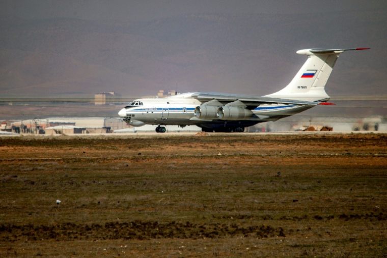 Un avion de transport militaire russe Iliouchine Il-76 se prépare au décollage de l'aéroport de Qamichli, dans le nord-est de la Syrie, le 27 janvier 2026 ( AFP / Delil SOULEIMAN )