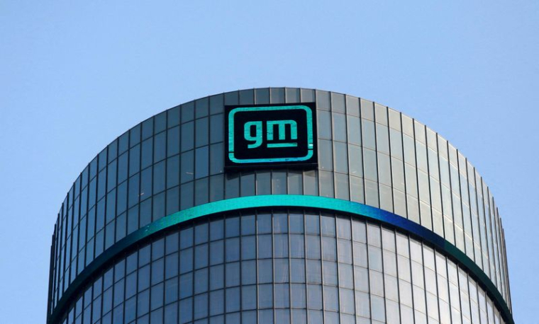 Le logo General Motors au siège social de l'entreprise à Detroit, Michigan