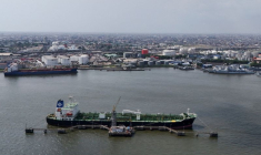 PHOTO DE FICHIER : Une vue de drone montre un navire pétrolier ancré dans la lagune de Lagos, à Lagos, au Nigeria