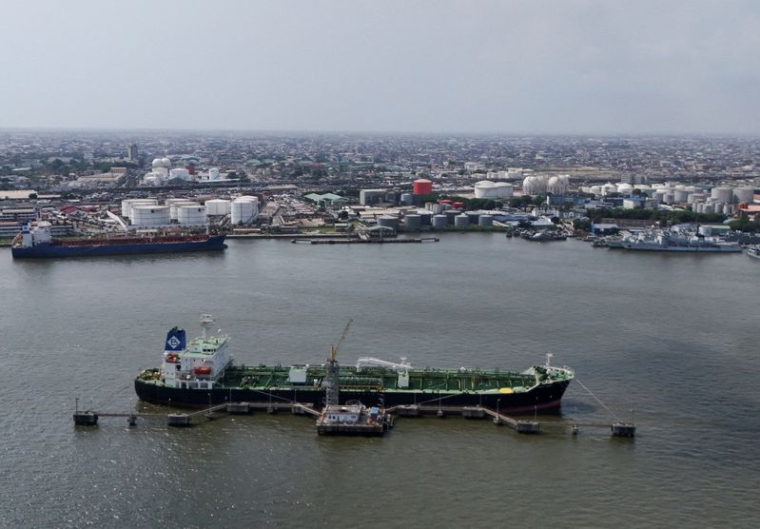 PHOTO DE FICHIER : Une vue de drone montre un navire pétrolier ancré dans la lagune de Lagos, à Lagos, au Nigeria