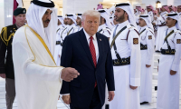 L'émir du Qatar, cheikh Tamim ben Hamad al-Thani (G) reçoit le président américain Donald Trump dans la capitale qatarie, Doha, le 14 mai 2025 ( AFP / Brendan Smialowski )