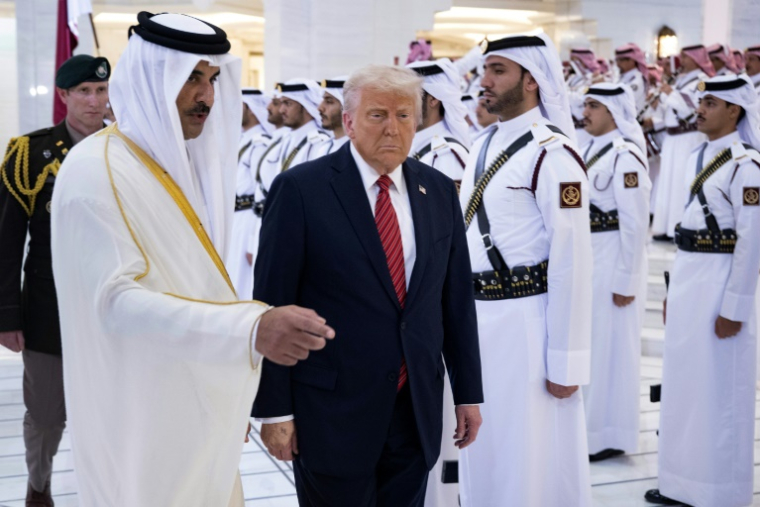 L'émir du Qatar, cheikh Tamim ben Hamad al-Thani (G) reçoit le président américain Donald Trump dans la capitale qatarie, Doha, le 14 mai 2025 ( AFP / Brendan Smialowski )