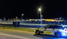 Des policiers à l'extérieur de l'aéroport de Copenhague, après un survol de drones, le 22 septembre 2025 au Danemark ( Ritzau Scanpix / Steven Knap )