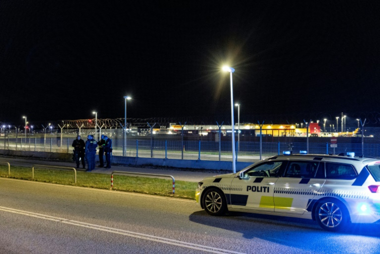 Des policiers à l'extérieur de l'aéroport de Copenhague, après un survol de drones, le 22 septembre 2025 au Danemark ( Ritzau Scanpix / Steven Knap )