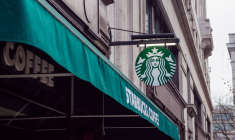 Une enseigne Starbucks (Crédit: Dom J / Pexels)