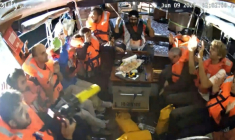 Image tirée d'une vidéo publiée par la Coalition de la flottille pour la liberté, le 9 juin 2025, montrant des militants à bord du bateau Madleen à destination de Gaza, les mains en l'air, alors qu'ils sont interceptés par les forces israéliennes dans les eaux internationales avant d'atteindre le territoire palestinien ( la Coalition de la flottille pour la liberté / - )