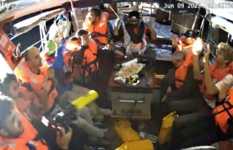 Image tirée d'une vidéo publiée par la Coalition de la flottille pour la liberté, le 9 juin 2025, montrant des militants à bord du bateau Madleen à destination de Gaza, les mains en l'air, alors qu'ils sont interceptés par les forces israéliennes dans les eaux internationales avant d'atteindre le territoire palestinien ( la Coalition de la flottille pour la liberté / - )