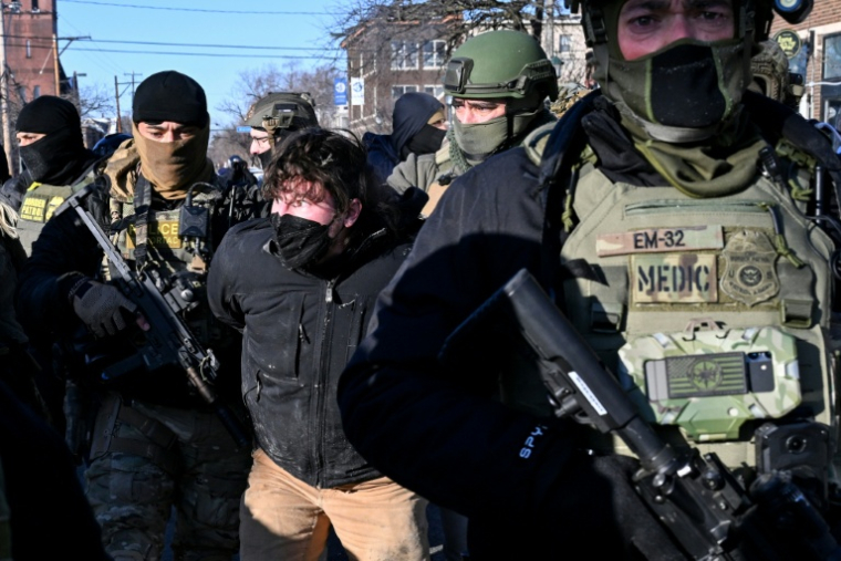 Un homme arrêté par les forces de l'ordre à Minneapolis, le 24 janvier 2026 ( AFP / ROBERTO SCHMIDT )