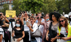 HEURTS DANS UNE MANIFESTATION À PARIS CONTRE LE PASS SANITAIRE