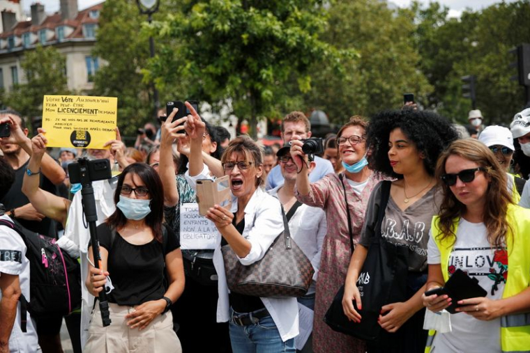 HEURTS DANS UNE MANIFESTATION À PARIS CONTRE LE PASS SANITAIRE