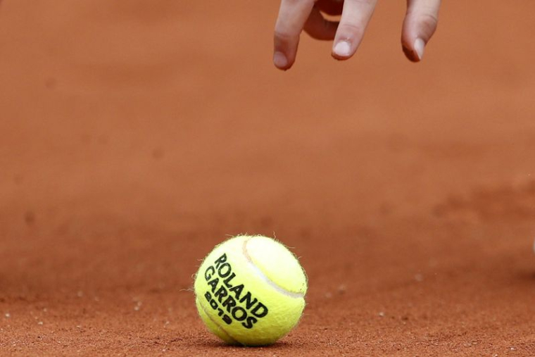 Vue d'une balle de tennis à Roland Garros