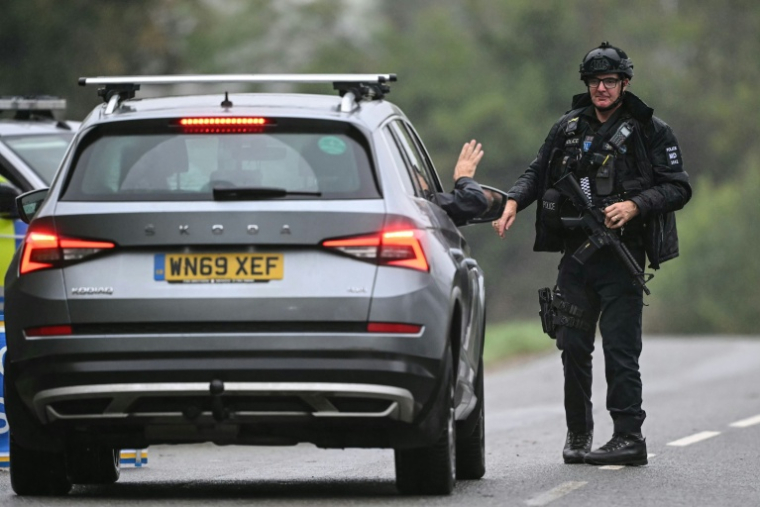 Une voiture est arrêtée alors que la police tient un barrage devant la base de la RAF de Fairford, dans le sud-ouest de l'Angleterre, le 27 septembre 2026 ( AFP / JUSTIN TALLIS )