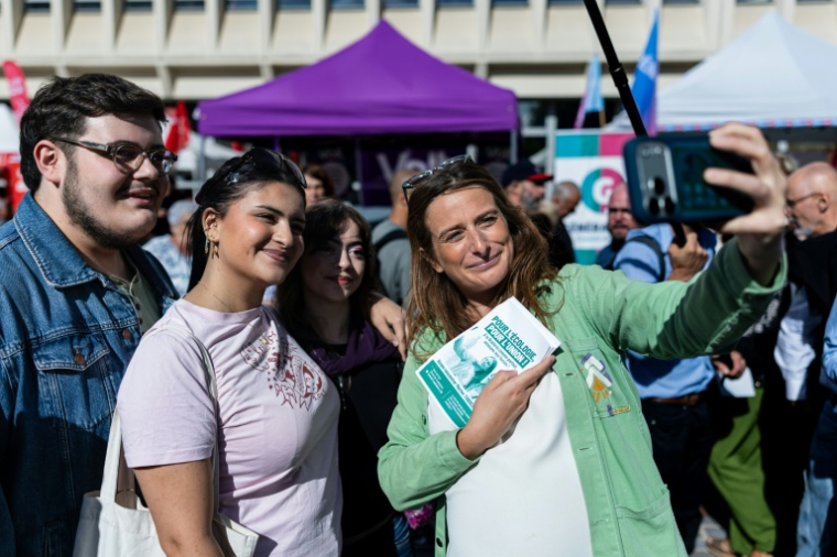 Marine Tondelier (d), cheffe de file des Ecologistes, fait un selfie avec des visiteurs à la braderie de Lille, le 5 septembre 2026 dans le Nord ( AFP / Sameer Al-DOUMY )