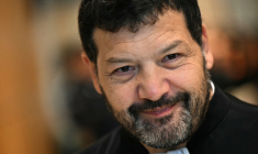 Arie Alimi, avocat de la famille Chouviat, à Paris le 26 octobre 2026 ( AFP / LOU BENOIST )