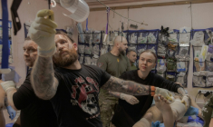 Anastassia Podobaïlo (d), son collègue et époux Mykola Iassinenko (2e g) et d'autres médecins militaires, soignent un soldat blessé dans un poste médical de la 56e brigade, dans la région de Donetsk, le 15 mars 2026 en Ukraine ( AFP / Roman PILIPEY )