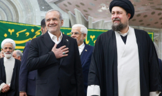Cette photo diffusée par la présidence iranienne montre le président Massoud Pezeshkian (G) accompagné par le petit-fils du défunt ayatollah Hassan Khomeini (D) lors d'une visite sur la tombe de ce dernier à Téhéran, le 31 janvier 2026 ( Iranian Presidency / Handout )