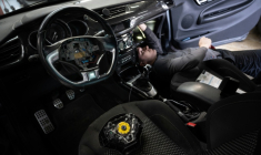Retrait, par un professionnel, d'un airbag Takata, dans un garage de Mulhouse (Haut-Rhin), le 19 février 2025. ( AFP / SEBASTIEN BOZON )