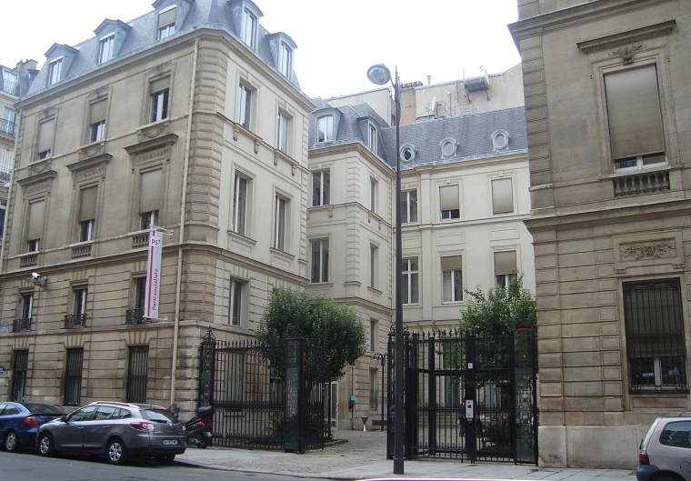 Interparfums a acquis l’ancien siège historique du Parti socialiste (PS), au 10, rue de Solférino à Paris (7e). (Crédit photo: Hegor - Wikimedia Commons)