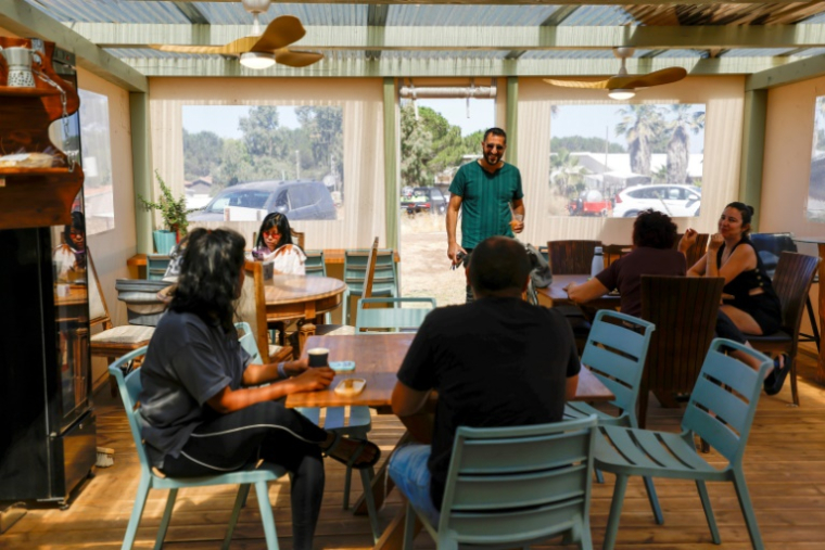 Dans un café à Trump Heights, le 19 juin 2026. ( AFP / Jalaa MAREY )