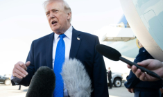 Le président américain Donald Trump s'adresse à la presse avant de monter dans Air Force One, le 23 mars 2026, à West Palm Beach en Floride ( AFP / SAUL LOEB )