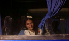 Une fillette palestinienne regarde par la fenêtre d'un bus en arrivant à l'hôpital de Khan Younès à Gaza après être revenue d'Egypte, le 4 février 2026 ( AFP / Bashar Taleb )