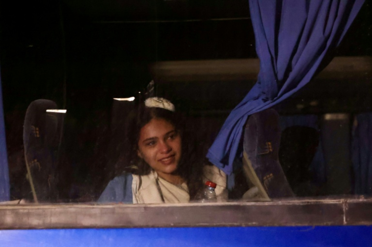 Une fillette palestinienne regarde par la fenêtre d'un bus en arrivant à l'hôpital de Khan Younès à Gaza après être revenue d'Egypte, le 4 février 2026 ( AFP / Bashar Taleb )