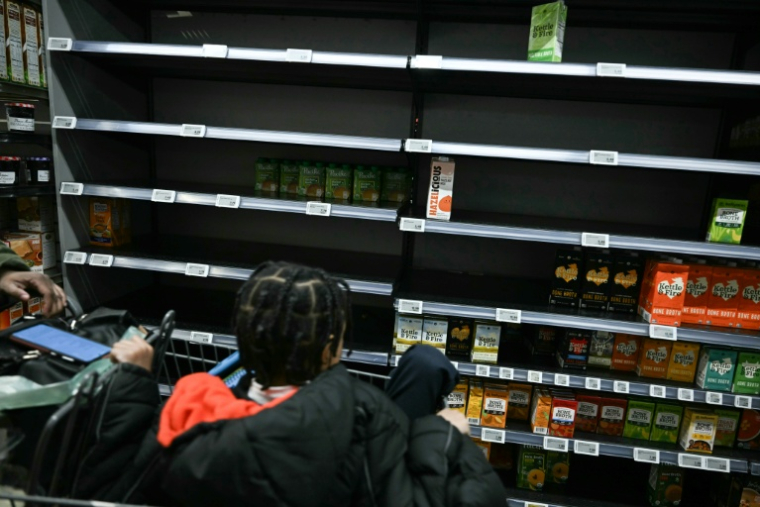 A Washington DC, les étalages des supermarchés sont vides à l'approche d'une tempête hivernale majeure, le 23 janvier 2026 ( AFP / Brendan SMIALOWSKI )
