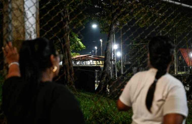 Des femmes devant la prison El Rodeo I, lors d'une veillée pour réclamer la libération de prisonniers politiques, le 9 avril 2026 à Guatire, au Venezuela ( AFP / Maryorin Mendez )