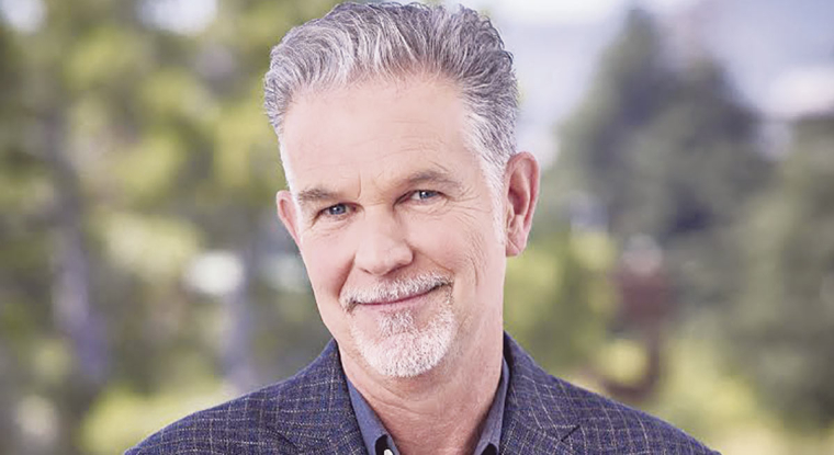 Jusqu’en 2013, Netflix se contente d’acquérir les droits de diffusion des films et des séries auprès des studios et des chaînes TV. Pour réduire sa dépendance et renforcer l’attractivité de son offre, l’entreprise se lance dans la production de contenus o