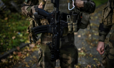 Le service militaire volontaire, appelé service national, a été lancé en novembre 2025 par Emmanuel Macron  ( AFP / Christophe ARCHAMBAULT )