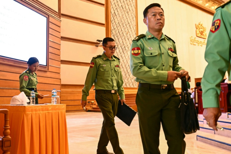 Des officiers de l'armée, membres du Parlement de Birmanie, arrivent à Naypyidaw le 16 mars 2026 ( AFP / Sai Aung MAIN )