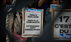 Des salariés du Parisien s'étaient rassemblés à Paris, le 22 septembre 2025, devant leur siège pour protester contre la rumeur de vente du quotidien au groupe de médias Bolloré. ( AFP / Kiran RIDLEY )