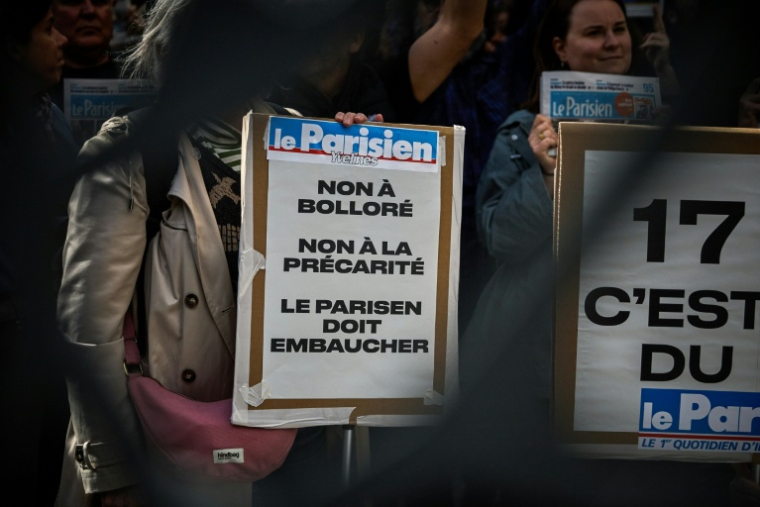 Des salariés du Parisien s'étaient rassemblés à Paris, le 22 septembre 2025, devant leur siège pour protester contre la rumeur de vente du quotidien au groupe de médias Bolloré. ( AFP / Kiran RIDLEY )
