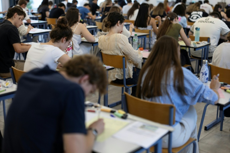 Des lycéens passent l'épreuve de philosophie du baccalauréat, le 15 juin 2026 à Quimper ( AFP / Fred TANNEAU )