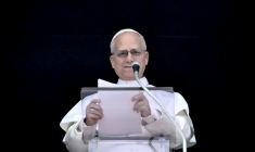 Le pape Léon XIV s'adresse à la foule depuis la fenêtre du palais apostolique donnant sur la place Saint-Pierre, lors de la prière du Regina Caeli au Vatican, le 12 avril 2026 ( AFP / Filippo MONTEFORTE )