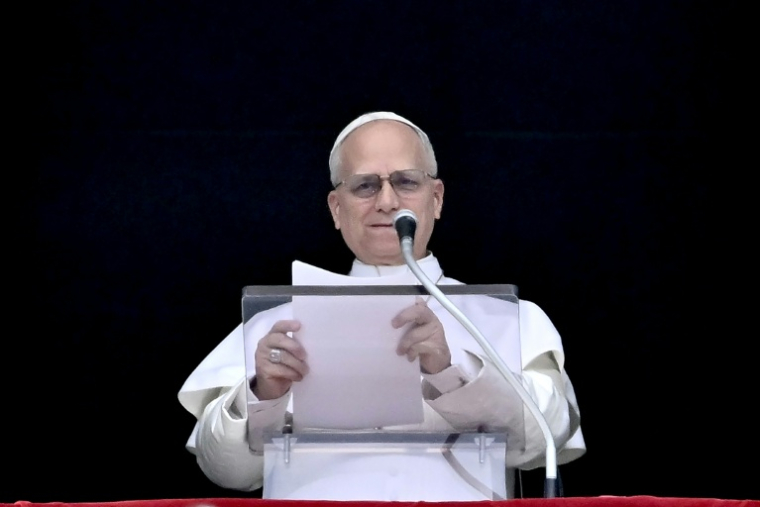 Le pape Léon XIV s'adresse à la foule depuis la fenêtre du palais apostolique donnant sur la place Saint-Pierre, lors de la prière du Regina Caeli au Vatican, le 12 avril 2026 ( AFP / Filippo MONTEFORTE )