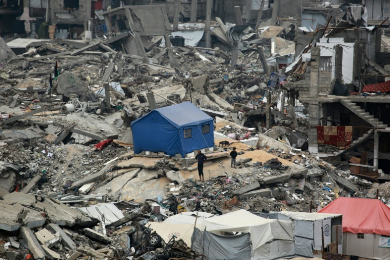 Une tente dressée au milieu des ruines, dans la camp palestinien de Jabaliya, dans la bande de Gaza, le 8 avril 2025 ( AFP / Bashar TALEB )