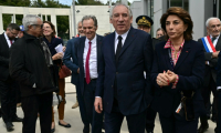 Le Premier ministre François Bayrou entouré du président du Conseil régional de Paca Renaud Muselier et de la présidente de la métropole Aix-Marseille-Provence Martine Vassal, à la conférence "Ambition France transports" à Marseille, le 5 mai 2025 ( POOL / Miguel MEDINA )