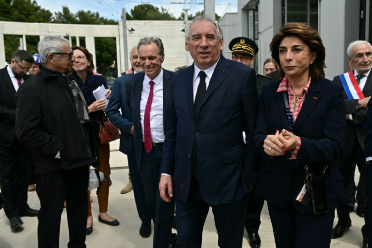 Le Premier ministre François Bayrou entouré du président du Conseil régional de Paca Renaud Muselier et de la présidente de la métropole Aix-Marseille-Provence Martine Vassal, à la conférence "Ambition France transports" à Marseille, le 5 mai 2025 ( POOL / Miguel MEDINA )