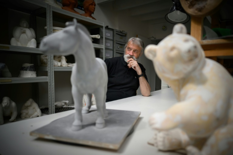 Le sculpteur Michel Bassompierre dans son atelier près de Nantes, le 4 juin 2025 en Loire-Atlantique ( AFP / Loic VENANCE )