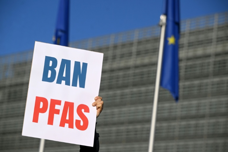 Une manifestation contre les PFAS, le 5 mars 2026 à Bruxelles ( AFP / Nicolas TUCAT )