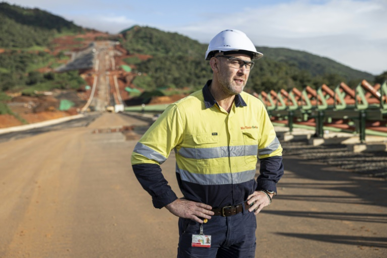 Chris Aitchison, directeur général de SimFer, lors d'un entretien sur le site de la mine de Simfer, le 3 septembre 2025 en Guinée ( AFP / PATRICK MEINHARDT )