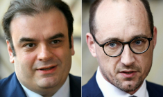 Le ministre des Finances grec Kyriakos Pierrakakis (G) et le ministre du Budget belge Vincent Van Peteghem (D), tous les deux candidats à la présidence de l’Eurogroupe ( AFP / NICOLAS TUCAT )
