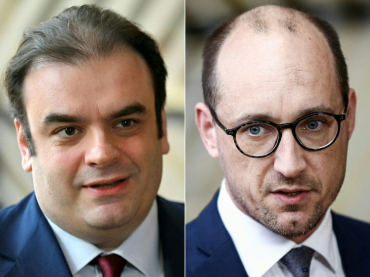 Le ministre des Finances grec Kyriakos Pierrakakis (G) et le ministre du Budget belge Vincent Van Peteghem (D), tous les deux candidats à la présidence de l’Eurogroupe ( AFP / NICOLAS TUCAT )