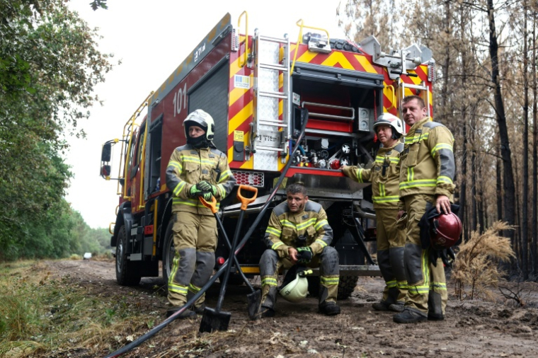 Des pompiers ukrainiens participent à la lutte contre les incendies en cours en France près du village du Temple, dans le sud-ouest de la France, le 3 août 2026 ( AFP / ROMAIN PERROCHEAU )