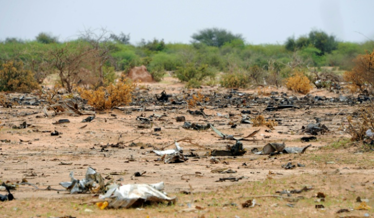 Des débris sur le sol après le crash de l'avion d'Air Algérie, le 26 juillet 2014, dans la région de Gossi, au Mali ( AFP / SIA KAMBOU )