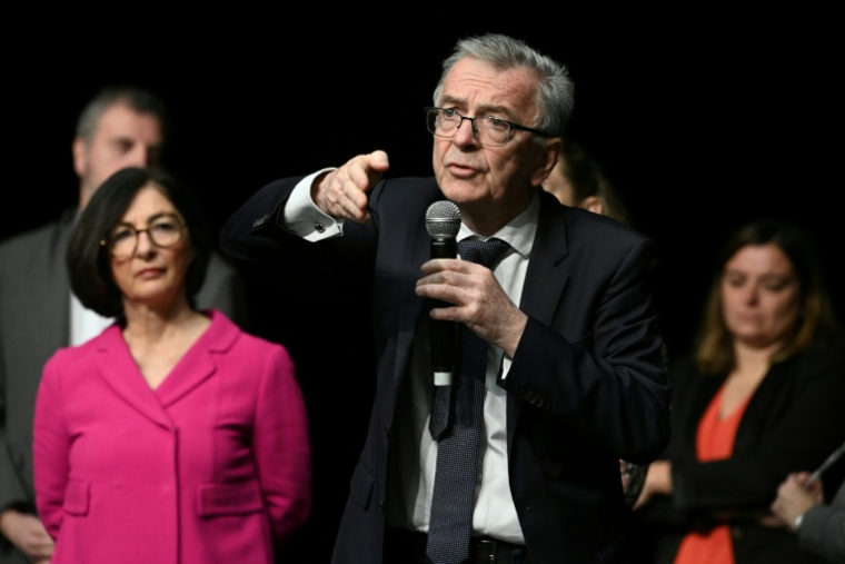 Le président de la région Centre-Val-de-Loire François Bonneau (d) et la préfète du Loiret et de la région Centre-Val de Loire, Sophie Brocas (g), lors d'une réunion d'information sur les possibilités de reconversion professionnelle des salariés de Brandt, le 15 décembre à Saint-Jean-de-la-Ruelle, près d'Orléans, le 15 décembre 2025 dans le Loiret ( AFP / JEAN-FRANCOIS MONIER )