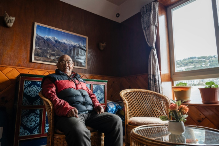 Photo prise le 28 mai 2023 à Solukhumbu au Népal, de Kanchha Sherpa, âgé de 90 ans, le dernier survivant de l'expédition dirigée par les alpinistes Edmund Hillary et Tenzing Norgay Sherpa, les premiers à avoir conquis la plus haute montagne du monde, l'Everest, en 1953 ( AFP / ROBIC UPADHAYAY )