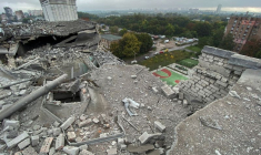 Un bâtiment résidentiel endommagé par un tir de missile russe à Kharkiv